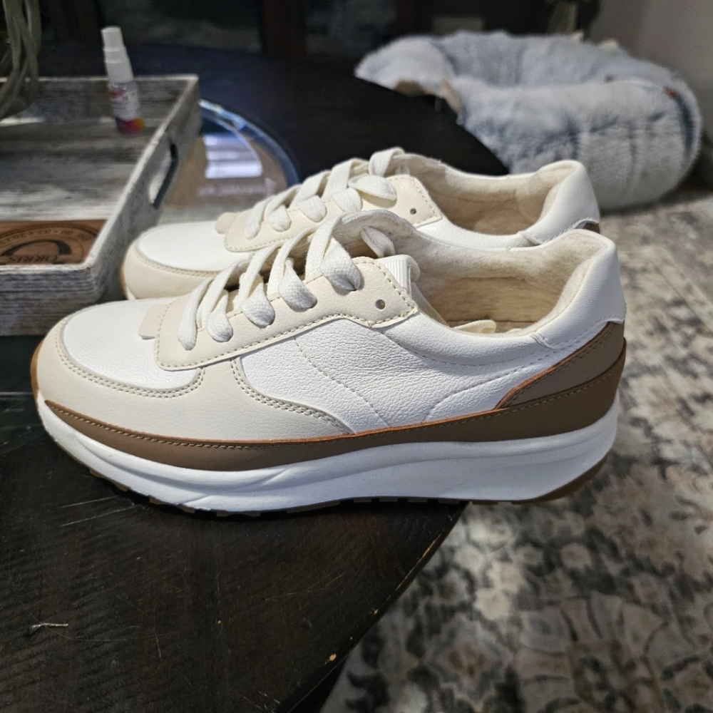 NWOB Cushionaire Sneakers
